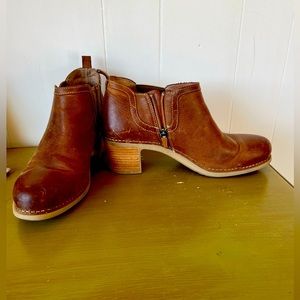 Size 41 Dansko tan ankle boots